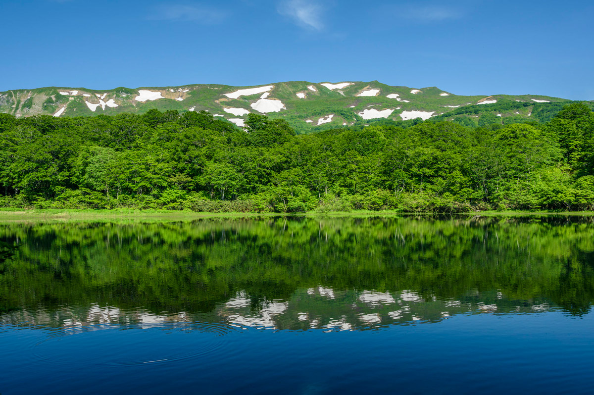 Mount Yakeishi, part of the Ōu Mountains, reflected on the lake surface. Photo by Redsugar