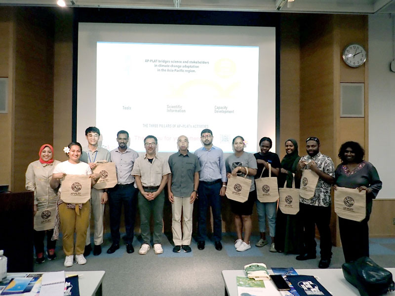 Group photo with seminar participants